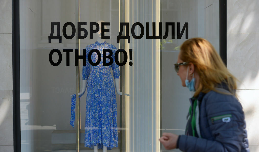 В голяма степен стопанските връзки и поведението на потребители и бизнес относително бързо излизат от ситуация на "локдаун", с няколко изключения.
