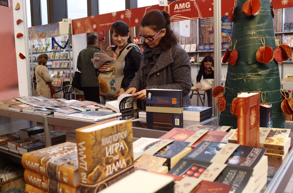 Предновогодишният панаир на книгата е чакано събитие за любителите на четенето.