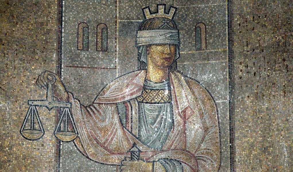 В континентална Европа първоначално наказателният процес е инквизиционен, т.е. разследващият, обвиняващият и решаващият орган не са разделени.