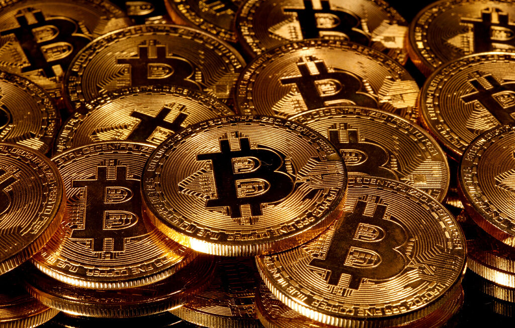 Биткойн достигна тригодишен връх, като кризата промени нагласата на пазара
