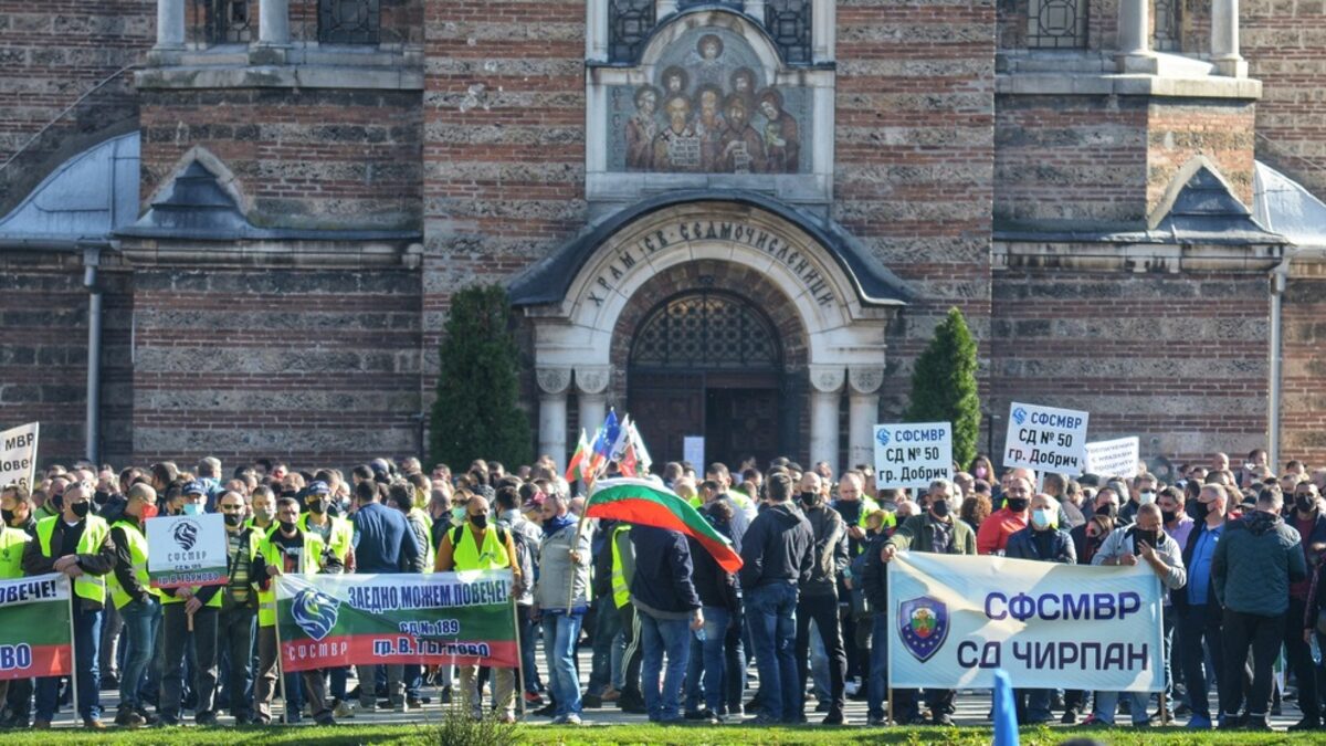 Момент от протеста на 8 ноември в София.
