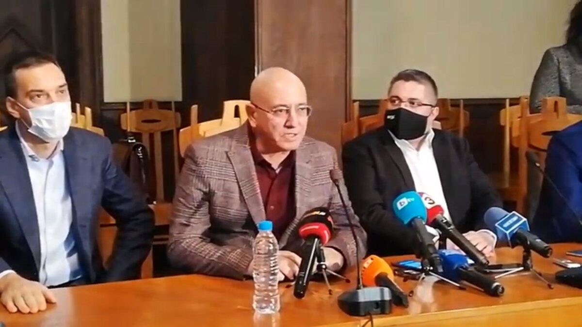 Министърът на екологията Емил Димитров (в средата), кметът на Бургас Димитър Николов (вляво) и зам.-министърът на регионалното развитие Николай Нанков.