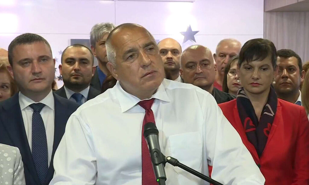 Снимката е от юни тази година, когато Борисов свика целия партиен актив, за да обяснява версиите си за анонимно разпространените снимки от спалнята му.