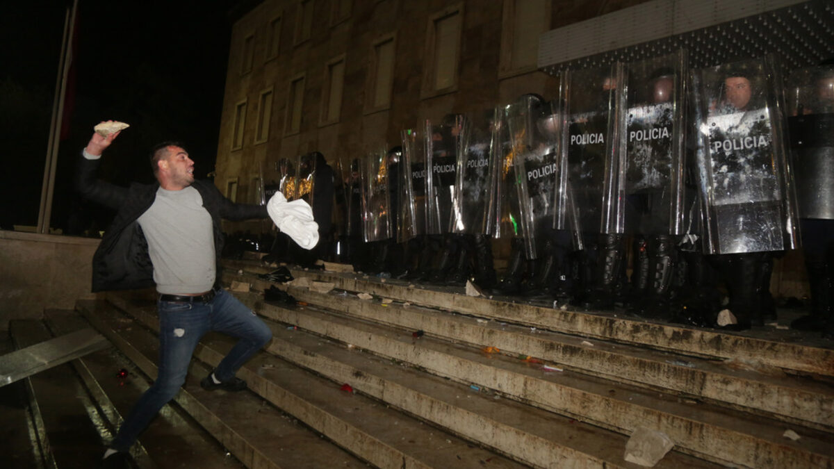 Протести в Тирана, след като полицията застреля мъж, нарушил полицейския час