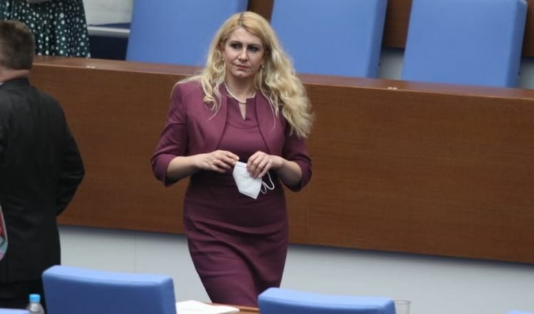 "Влезлите в сила съдебни актове са задължителни и за изпълнителната власт", пише съдия Мирослава Тодорова до министъра на правосъдието Десислава Ахладова, чиито подчинени отказаха да конвоират задържан на погребението на майка му.