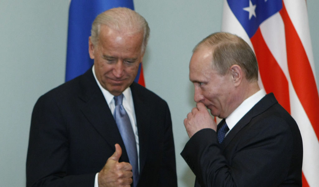На тази снимка от март 2011 г. тогавашният вицепрезидент на Съединените щати Джо Байдън е с руския държавен глава Владимир Путин в Москва
