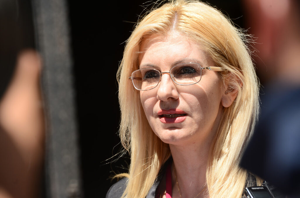 Министърът на правосъдието Десислава Ахладова разпореди проверка по случая, за който сигнализира съдия Мирослава Тодорова, а работна група ще предлага промени в законодателството за конвоирането. Министърът на правосъдието Десислава Ахладова разпореди проверка по случая, за който сигнализира съдия Мирослава Тодорова, а работна група ще предлага промени в законодателството за конвоирането.