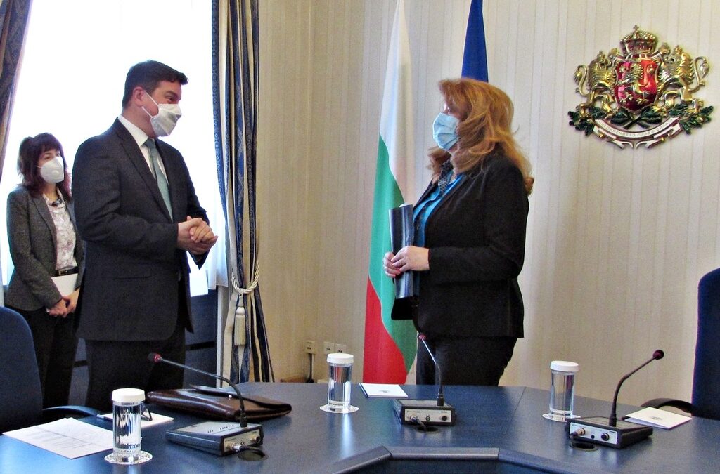 Вицепрезидентът и британският посланик търсят девойки, които да станат "посланик за един ден"