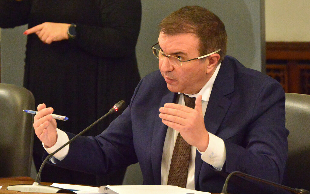 Здравният министър отчете COVID разходи, но депутати се интересуват от друго