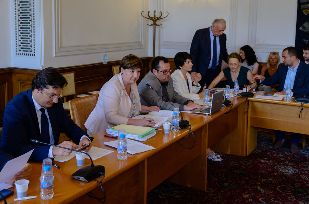 Законопроектът, предложен от ГЕРБ и Обединените патриоти, мина на първо четене в комисията по правни въпроси в парламента и предстои да бъде обсъждан в пленарна зала.