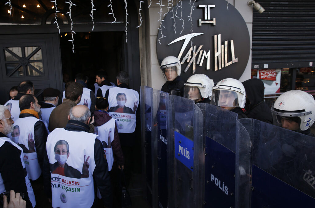 Протестиращи с тениски с лика на Леиля Гювен, февруари 2019 г. Протестиращи с тениски с лика на Леиля Гювен, февруари 2019 г.