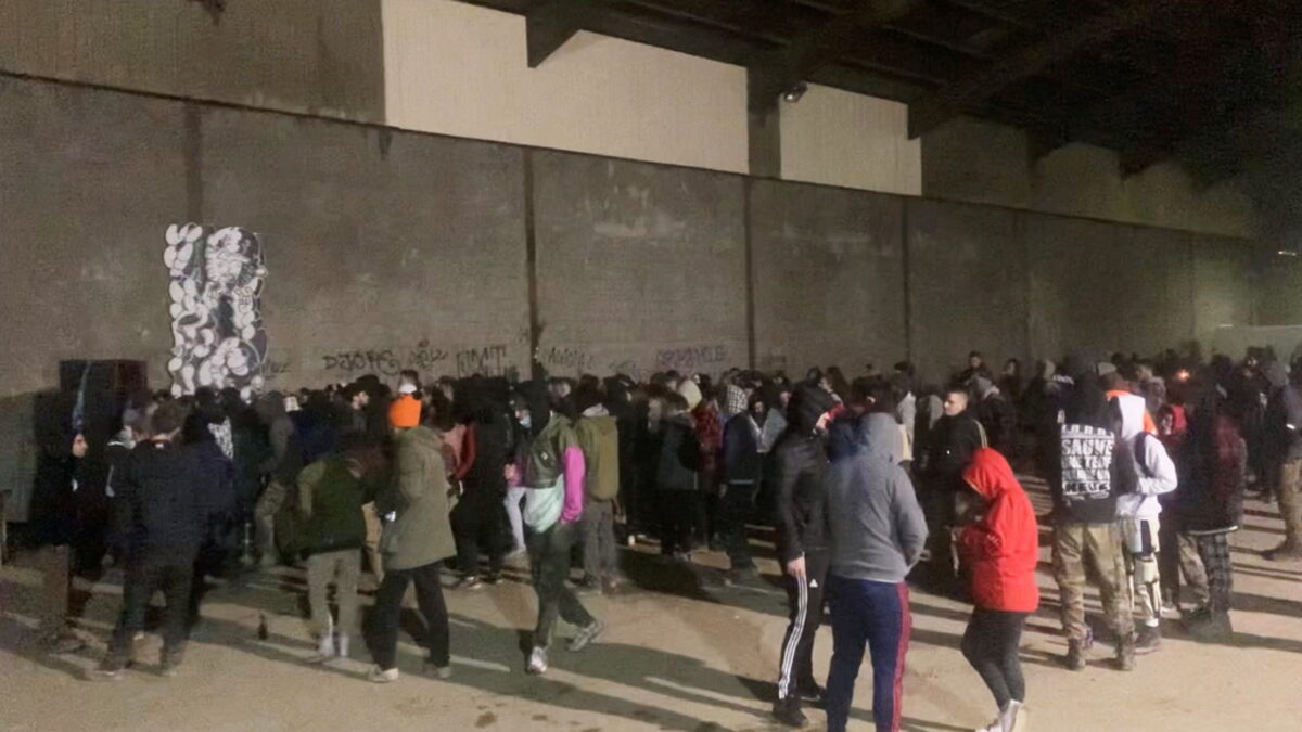 Стотици полицаи прекратиха във Франция голямо незаконно парти, започнало в четвъртък