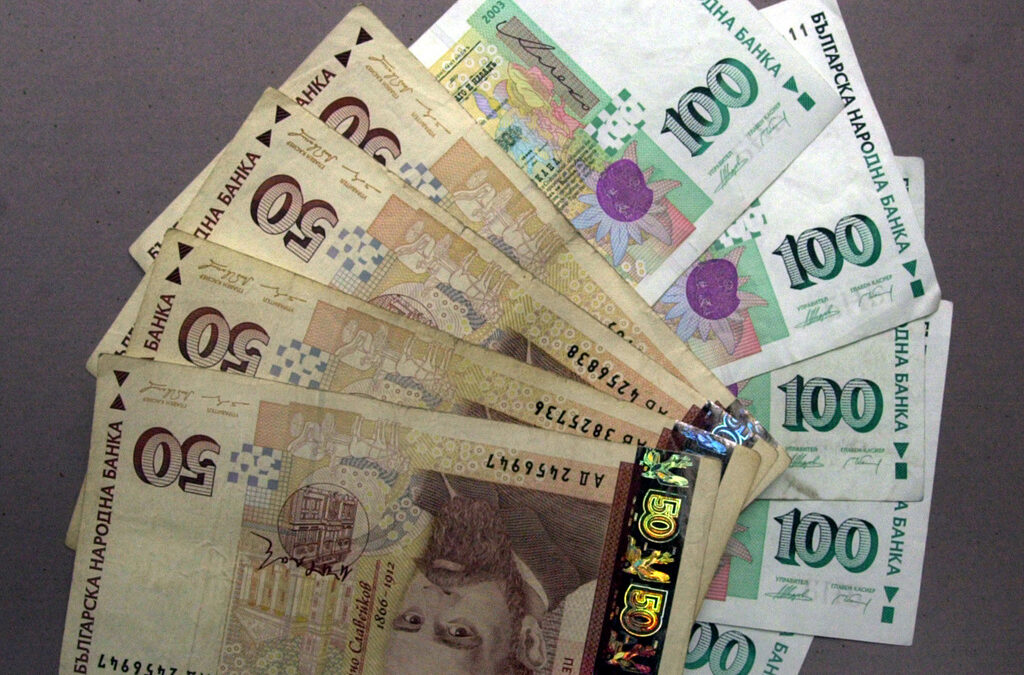 Хората не плащат на банки и кредитори, на доставчици на услуги, но внасят данъци в бюджета. Нарастват и броят и обемите на спестяванията.
