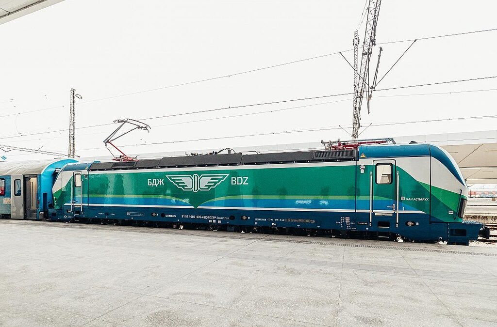 "Замръзнало кралство": снежни преспи в бърз влак на БДЖ