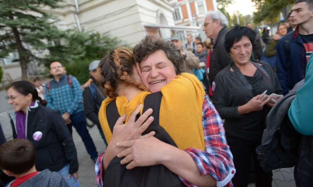 Ема Гатева с (карираната риза) по време на протест в защита на хижа Амбарица през 2019 г.