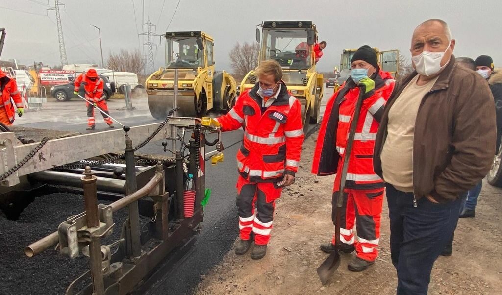 "Бойко Борисов отговаря като политически и личностен профил на немалко очаквания в днешното българско общество. Има хора, които не просто го харесват, но дори го обожават." "Бойко Борисов отговаря като политически и личностен профил на немалко очаквания в днешното българско общество. Има хора, които не просто го харесват, но дори го обожават."