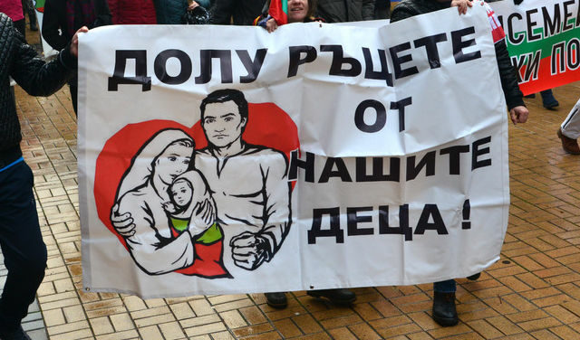 "Хора, които се възприемат като маргинализирани или заплашени от обществото, са по-склонни да вярват в заговори." "Хора, които се възприемат като маргинализирани или заплашени от обществото, са по-склонни да вярват в заговори."