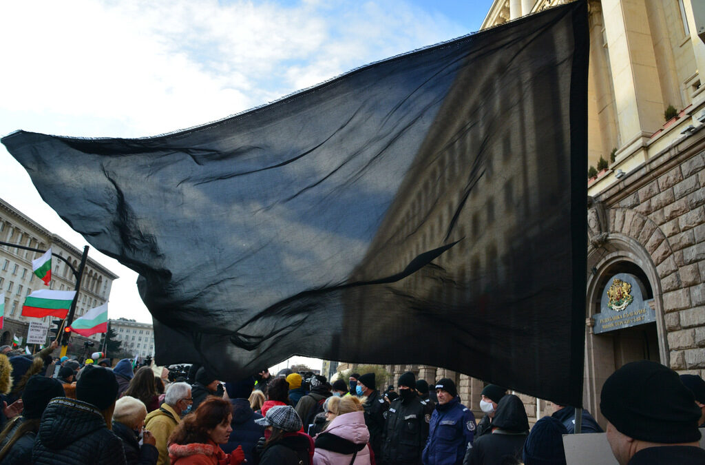 "Първите избори за годината ще донесат горчилка. Убеден съм, че задкулисието вече работи по договорките за неизбежните предсрочни избори наесен, заедно с президентския вот"