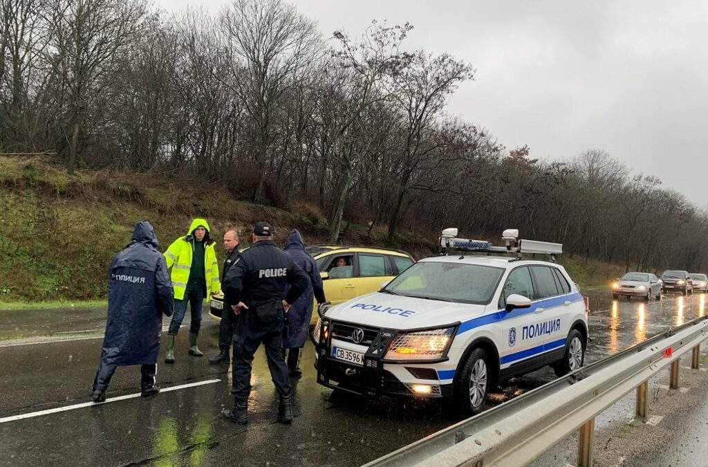 Свлачище събори къщи в Смолян и рани хора, пътят за Созопол е наводнен и затворен