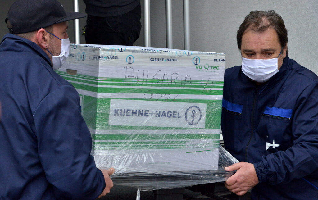 Първите ваксини на "Модерна" пристигнаха днес, а поставянето им започва утре сутрин.