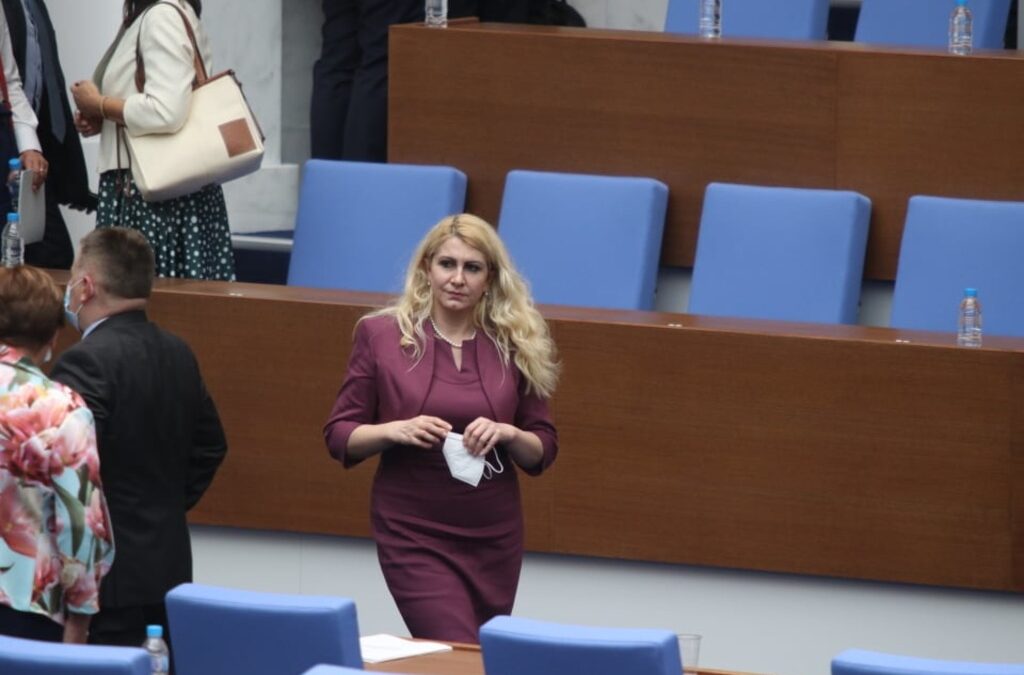 Министърът на правосъдието Десислава Ахладова отговори на въпроси на Крум Зарков от БСП по време на парламентарния контрол.