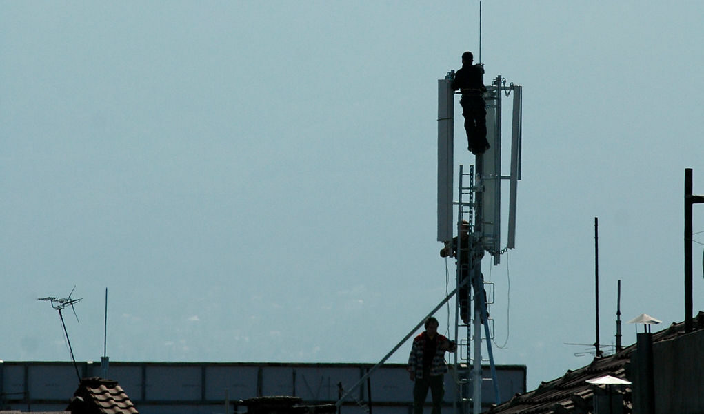 Ваксините и 5G мрежите се превръщат в централни чудовища на нашия живот.