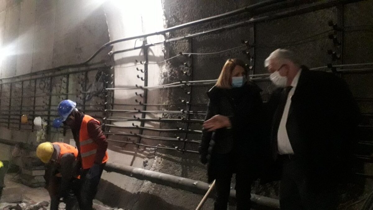 Шефът на "Метрополитен" Стоян Братоев и кметът Йорданка Фандъкова при инспекция на проблемния участък. Шефът на "Метрополитен" Стоян Братоев и кметът Йорданка Фандъкова при инспекция на проблемния участък.