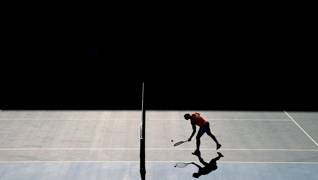 Стотици тенисисти и служители ще бъдат изолирани преди Australian Open