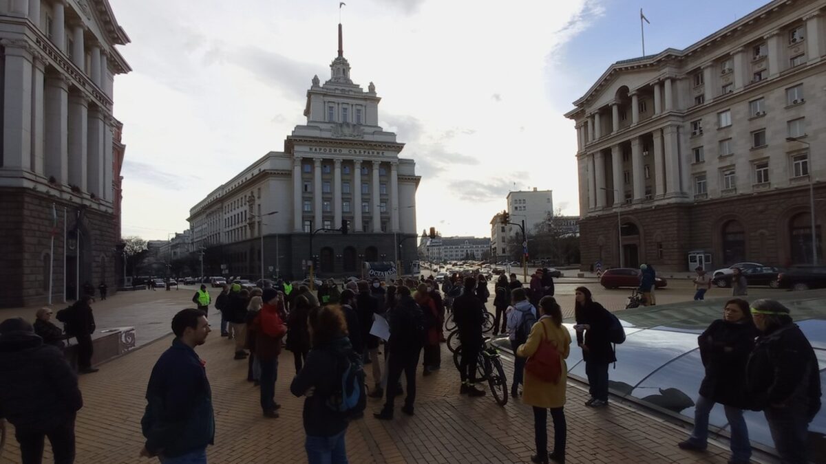 Около 100 граждани протестираха с искане за запазване на Камчийски пясъци Около 100 граждани протестираха с искане за запазване на Камчийски пясъци