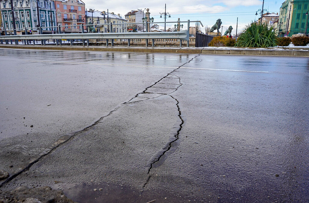 Лъвов мост се пропука, асфалт, цепнатина, ремонт