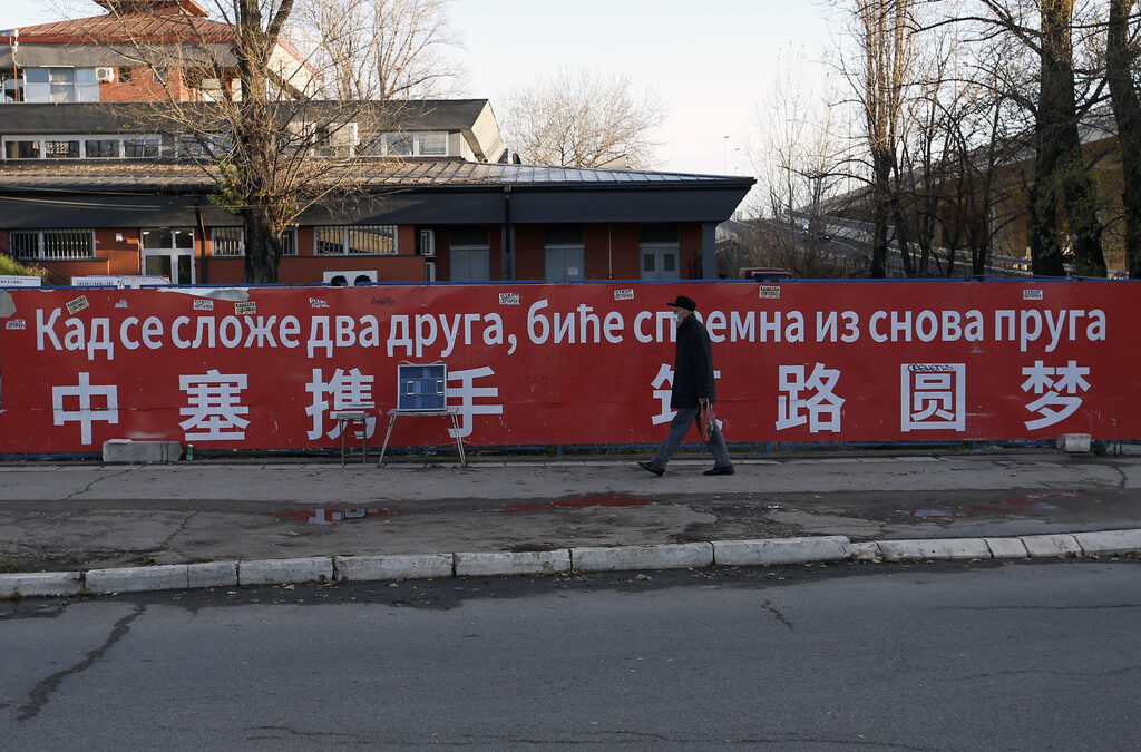 На жп гарата в Белград, чиято скоростна връзка с Будапеща се изгражда от Китай, е този надпис на сръбски и китайски: "Когато двама приятели се разбират, железопътната линия от мечтите е изградена."<br /><br />Европейският съюз предвиди и Западните Балкани в покупката на ваксини, но когато се очерта недостигът, те се оказаха изолирани.