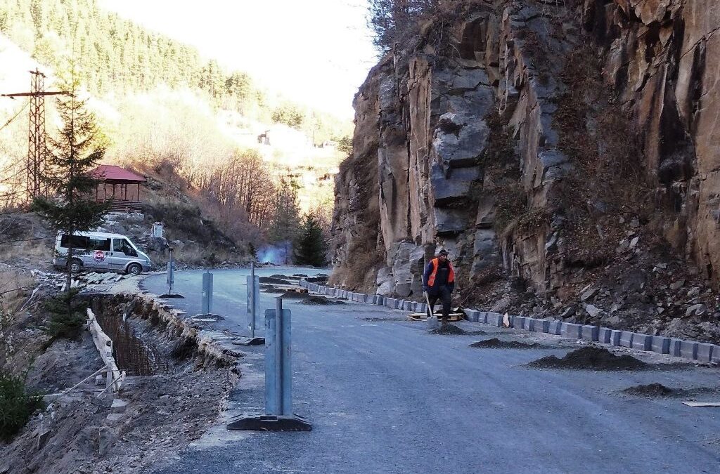 Застрашени от свлачища са около 300 участъка от републиканските пътища Застрашени от свлачища са около 300 участъка от републиканските пътища