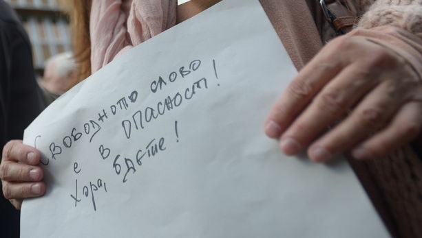 Силата на демокрацията е силата на убеждението, а не убеждението със сила.