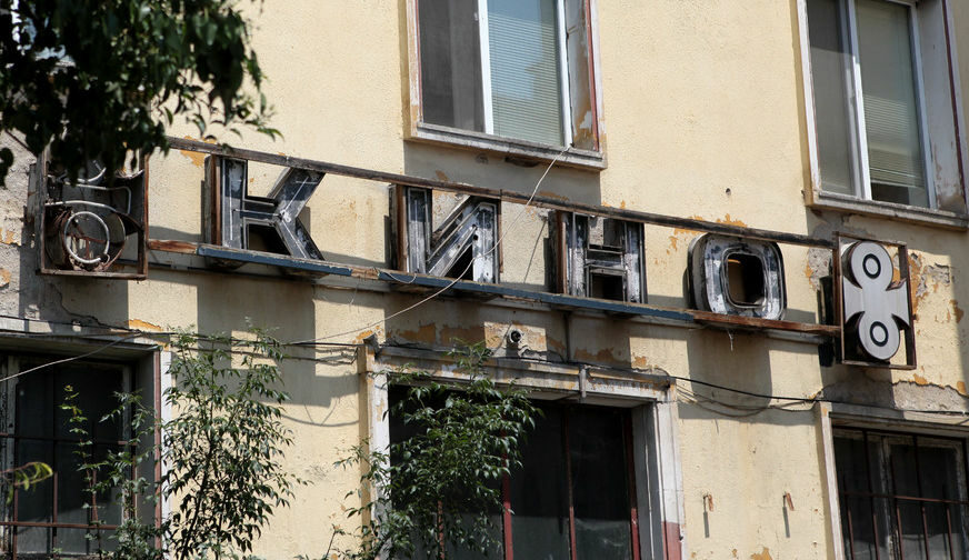 Режисьори, актьори, продуценти, сценаристи, оператори, сценографи, критици предупреждават, че промените в Закона за филмовата индустрия ще доведат до административен произвол и корупционни практики. Режисьори, актьори, продуценти, сценаристи, оператори, сценографи, критици предупреждават, че промените в Закона за филмовата индустрия ще доведат до административен произвол и корупционни практики.