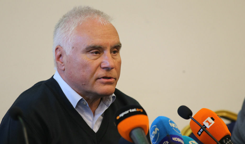 Шефът на футболните съдии не вярва, че видеоповторенията ще намалят грешките
