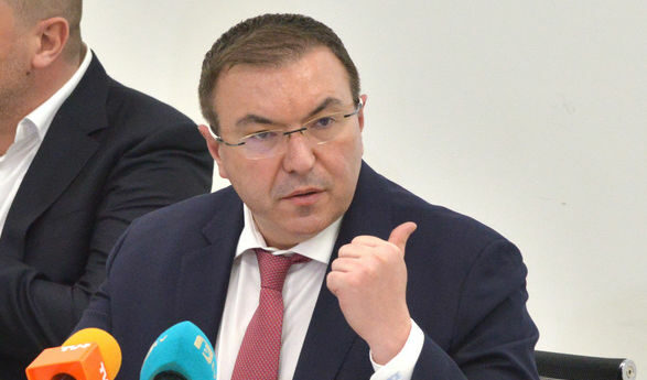 След нова промяна в мнението си здравният министър наложи карантина на всички влизащи от Африка