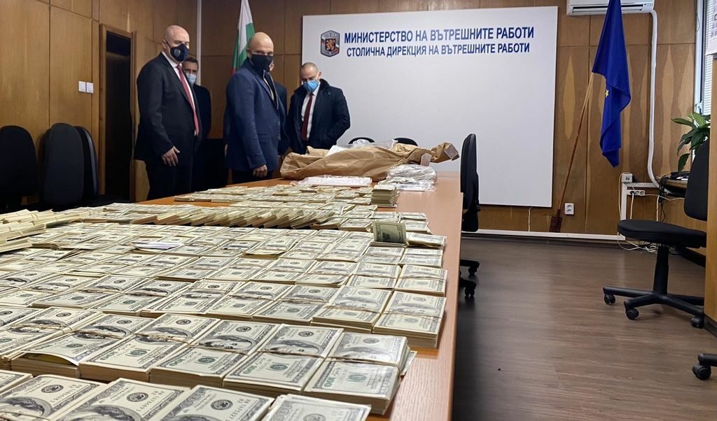 Главният прокурор Иван Гешев и главният секретар на МВР Ивайло Иванов оглеждат част от откритите фалшиви банкноти Главният прокурор Иван Гешев и главният секретар на МВР Ивайло Иванов оглеждат част от откритите фалшиви банкноти