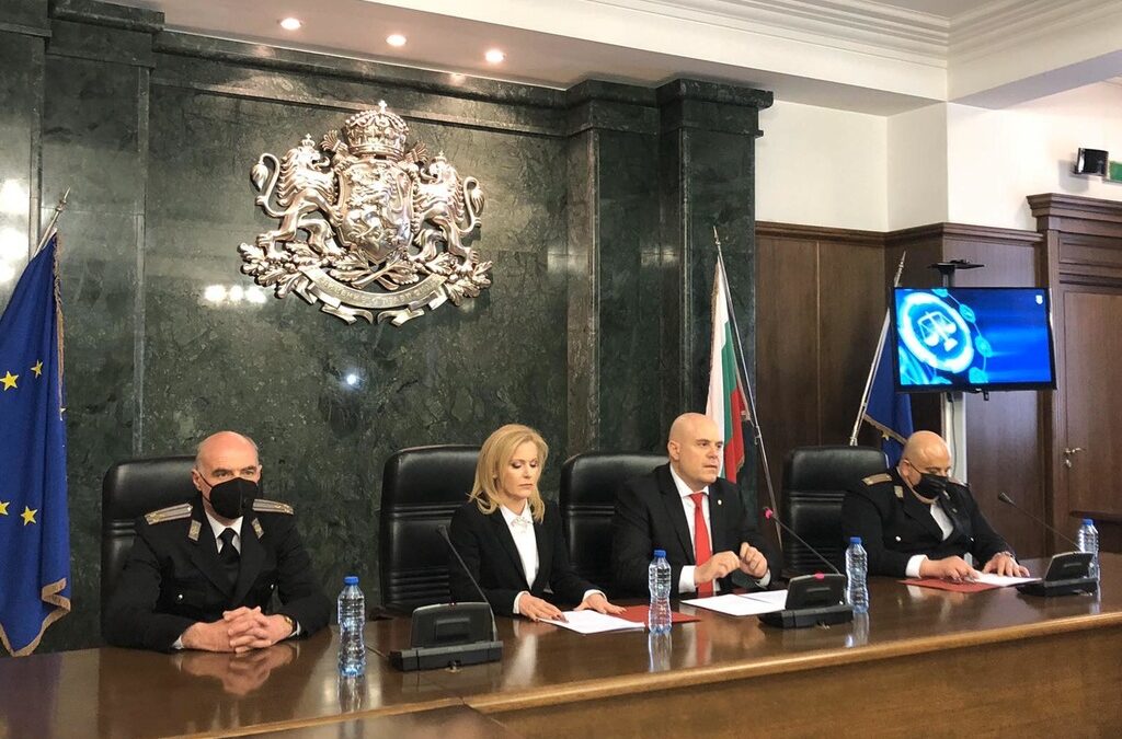 Главният прокурор Иван Гешев и говорителят Сийка Милева разпространиха записи на разговори, видеокадри и информация за групата, която се занимавала с шпионаж, а прокурор Елин Алексов обясни детайли за разследването.