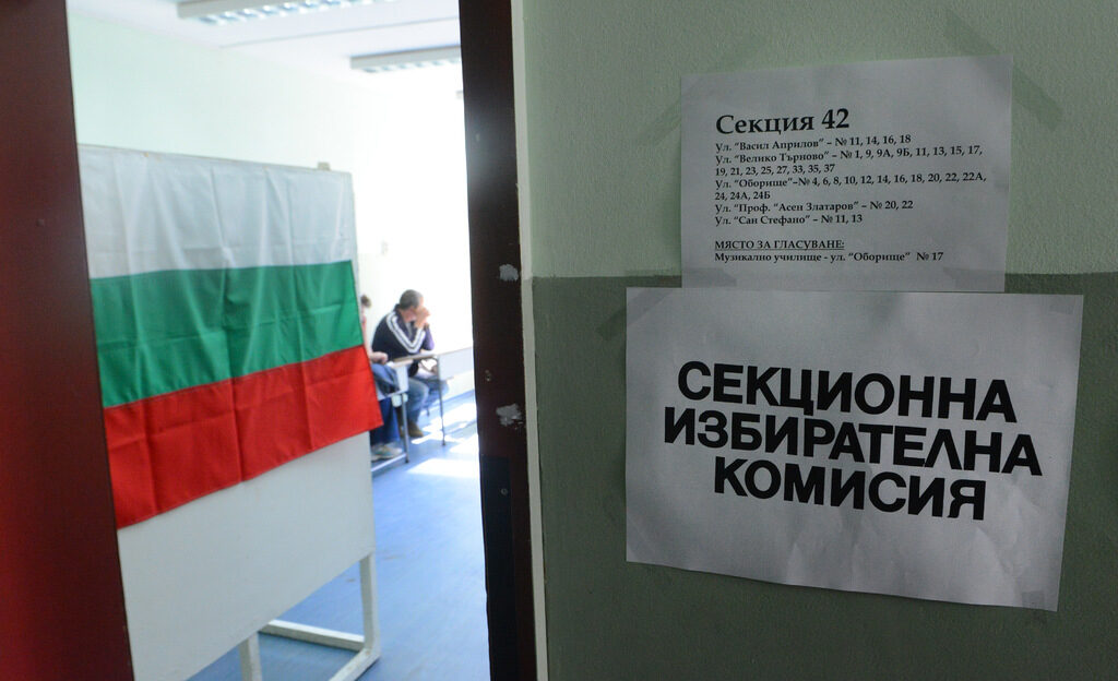 Като се има предвид, че до 30-40% от членовете на СИК се заменят в последния момент и даже в деня на гласуване, може да се предположи, че много малко членове са минали даже опресняващ инструктаж. Като се има предвид, че до 30-40% от членовете на СИК се заменят в последния момент и даже в деня на гласуване, може да се предположи, че много малко членове са минали даже опресняващ инструктаж.
