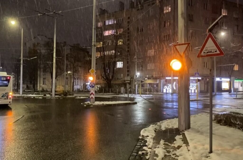 Оранжев светофар съобщава, че трамвай наближава кръстовището.