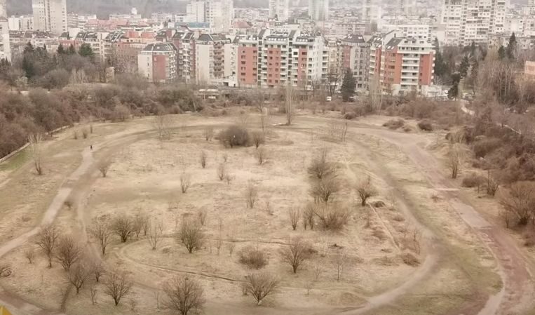 Мотописта, дала названието на целия жилищен комплекс, тъне в разруха. <a href="https://www.youtube.com/watch?v=93n5ir3eDwQ" target="_blank">Видео</a><br />