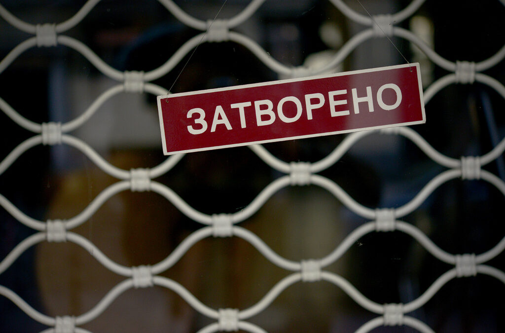 Няма смисъл да се обсъжда същността на мерките. Далеч по-важното е абсолютната непоследователност при въвеждането и отменянето им.