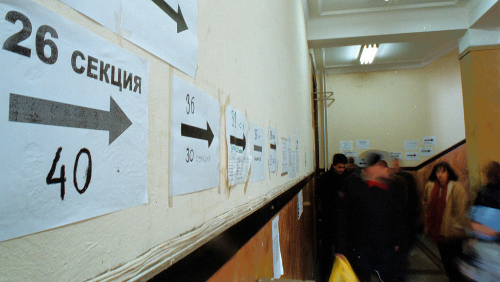 Когато избира кой ще управлява страната през следващите четири години, това се свежда до познатото "всички са маскари".