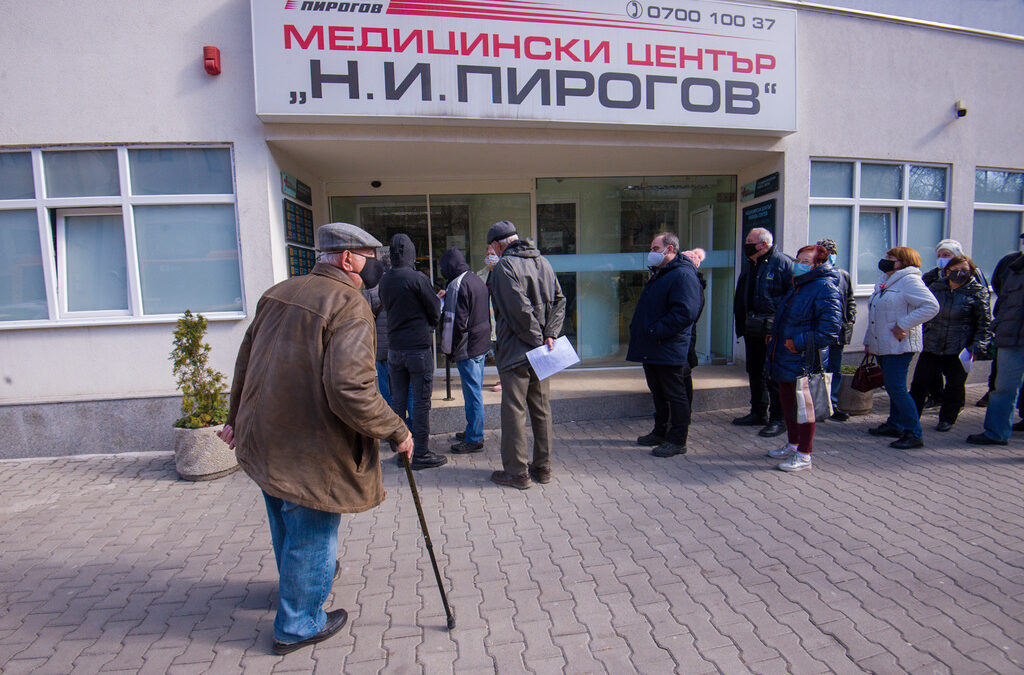 Коронавирусът в България: в неделя "Пирогов" ще ваксинира без записване (хронология)