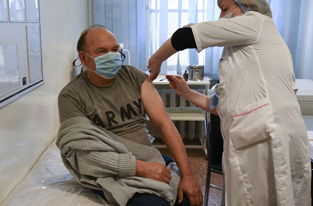 Коронавирусът по света: Русия започна преглед на "Спутник Лайт" - с една доза и "за износ"
