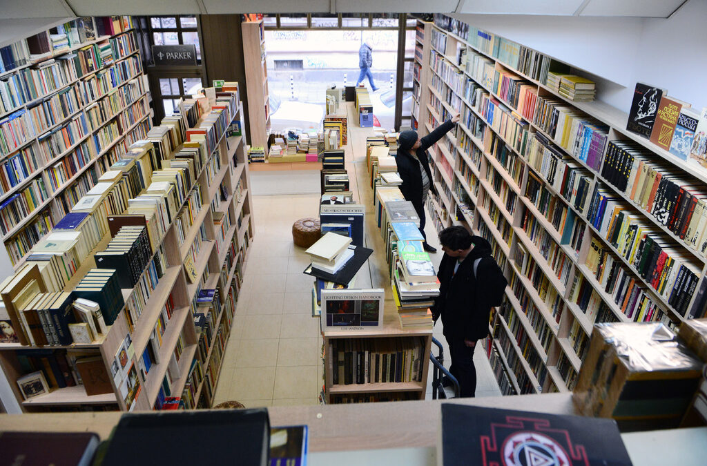 Животът на книгите в пандемия: бумът в онлайн продажбите не измести книжарниците