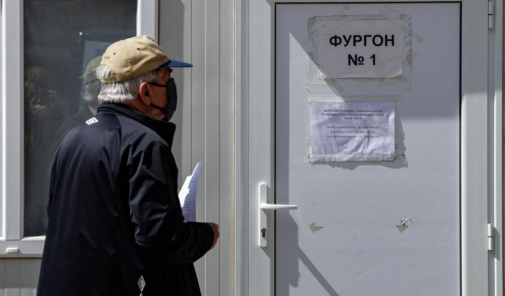 Сериозният въпрос е как доверието в решенията и препоръките на властта да пристигне в България преди ваксините.