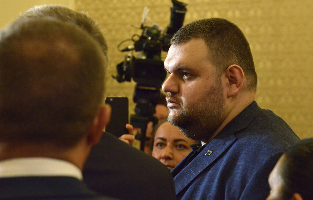 Истинско ли е оттеглянето този път: Пеевски продаде и знакови недвижими имоти Истинско ли е оттеглянето този път: Пеевски продаде и знакови недвижими имоти