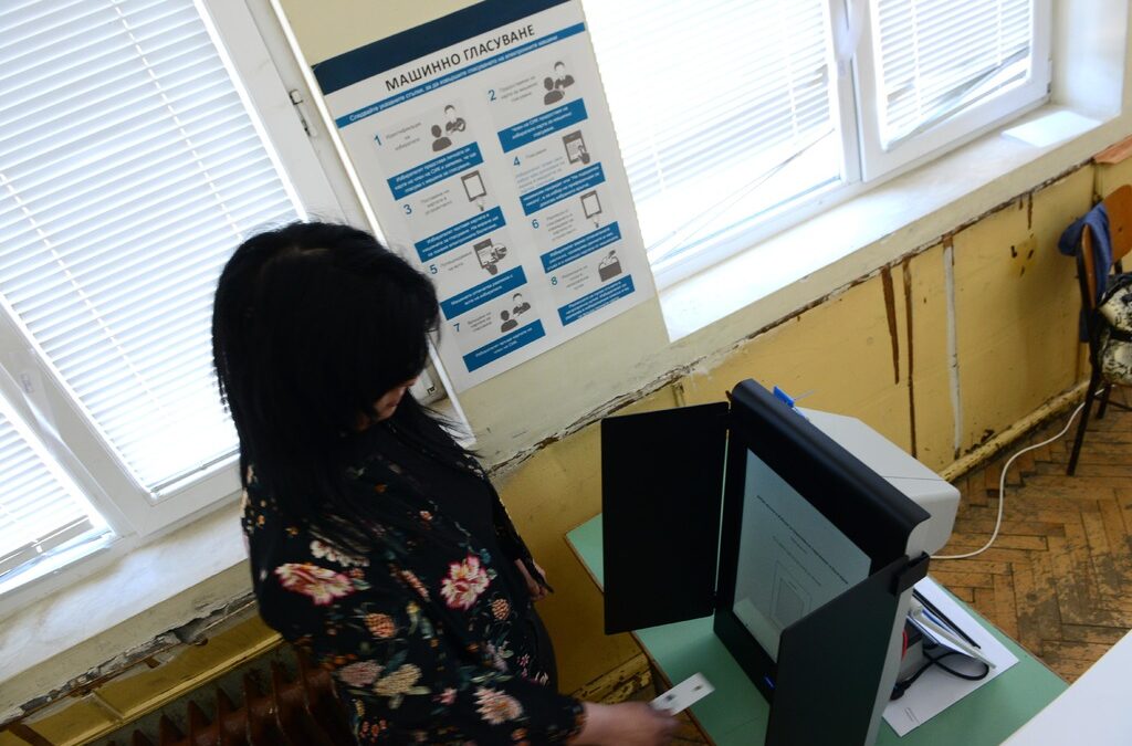 Машинният вот е най-предпочитан от избирателите на "Демократична България" и Слави Трифонов