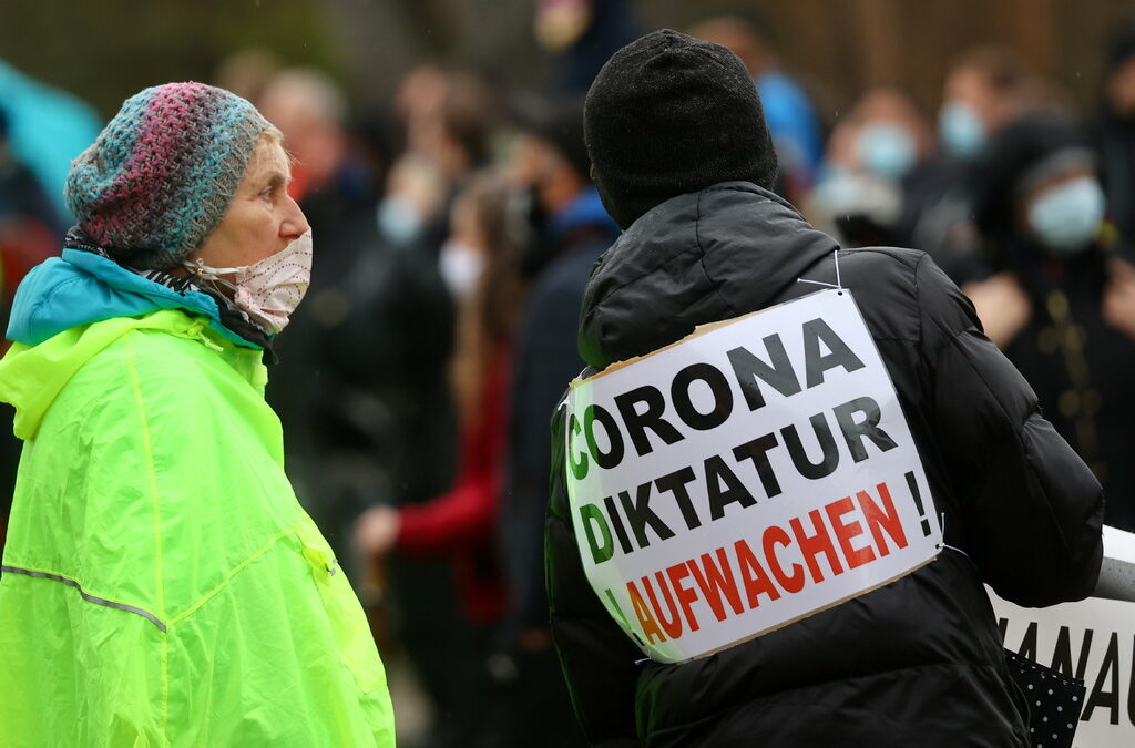 Протест във Франкфурт на невярващи, че има пандемия, и несъгласни с наложените заради нея ограничения. Надписът гласи: "Корона диктатура, събудете се!"